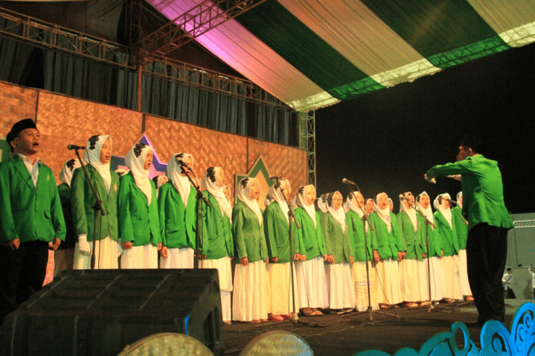 PADUAN SUARA IAI IBRAHIMY GENTENG MERIAHKAN BANYUWANGI BERSHOLAWAT BERSAMA HABIB SYECH
