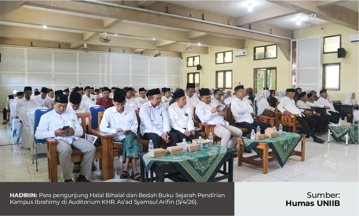 PENGHUJUNG KEPEMIMPINAN, REKTOR HADIAHKAN BUKU SEJARAH UNIIB